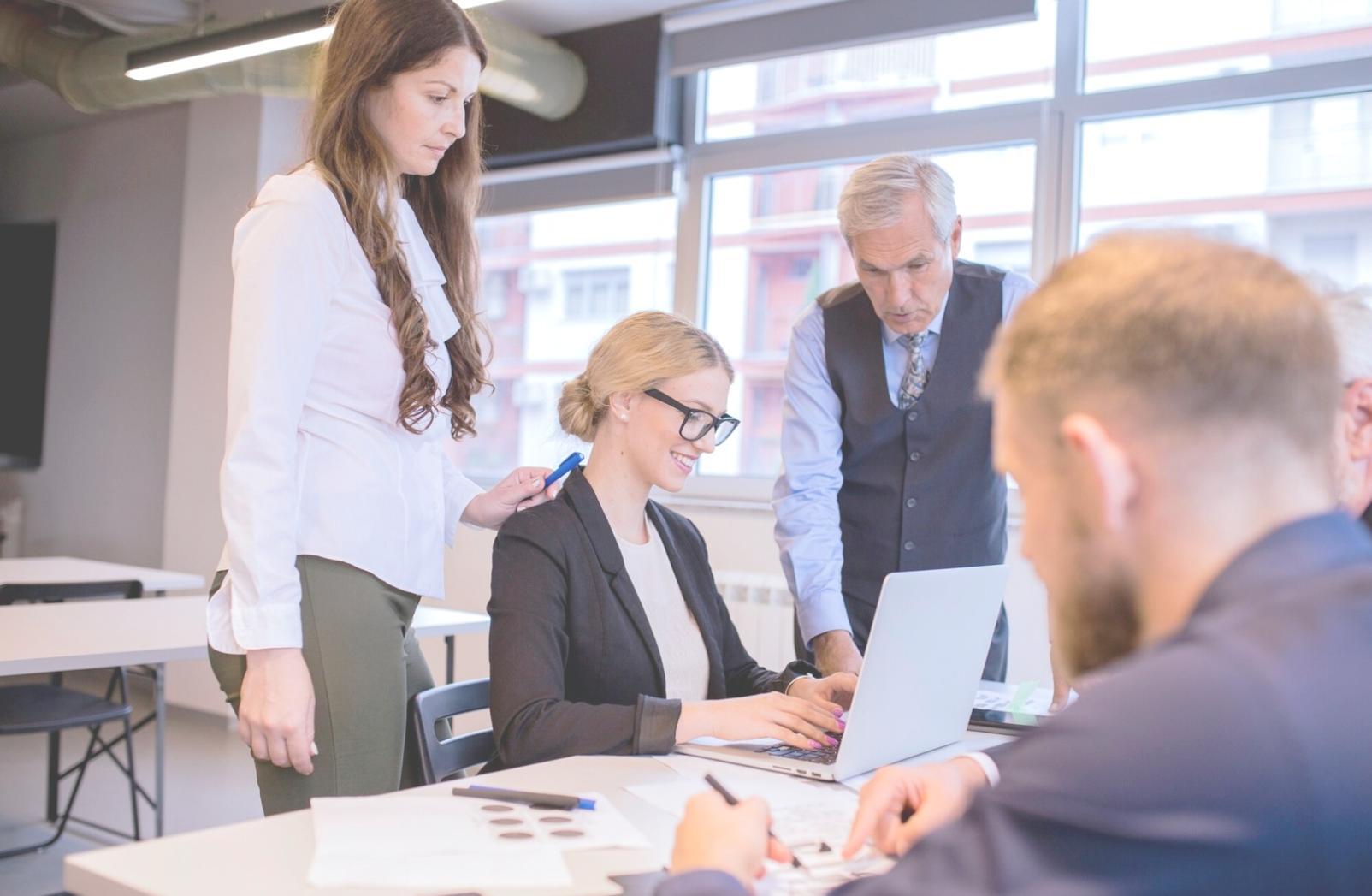Finanzanalyse Arbeitsplatz mit Charts und Dokumenten
